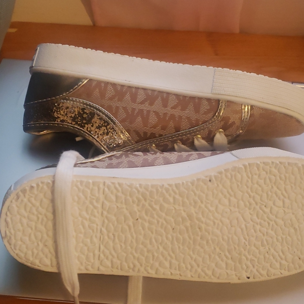 Shoe - Picture 3 of 3